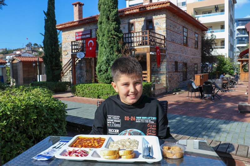 GAZİPAŞA BELEDİYESİ KÜLTÜR KAFE'DE TABLDOT USULÜ YEMEK SERVİSİ BAŞLADI