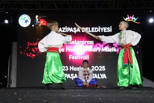 ULUSLARARASI HALK DANSLARI VE MÜZİK FESTİVALİ’NE YOĞUN İLGİ