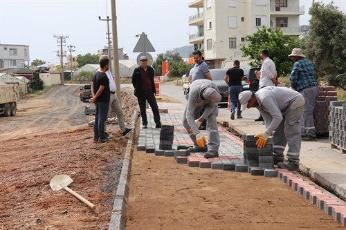 GAZİPAŞA BELEDİYESİ HAVALİMANI YOLUNDA KALDIRIM ÇALIŞMASINI TAMAMLADI