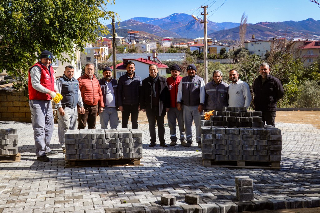 İSTİKLAL MAHALLESİ’NDE PARKE YOL ÇALIŞMASI DEVAM EDİYOR